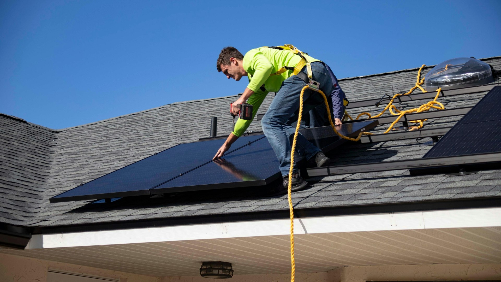 Solateur installiert Photovoltaikanlage auf dem Dach für nachhaltige Solarstromerzeugung